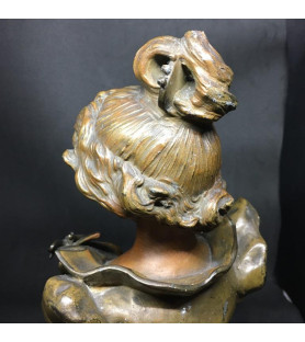 Buste de femme régule socle en marbre vendu par Notre petite brocante.