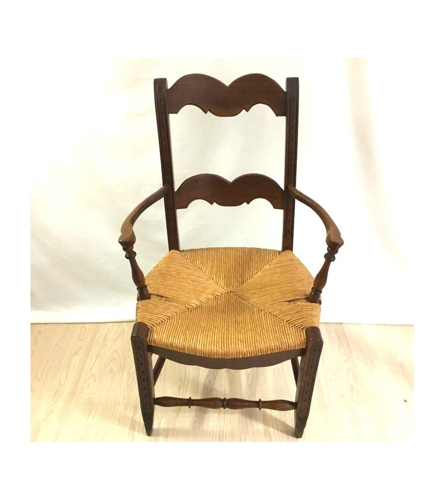 Fauteuil paillé vendu par notre petite brocante.
