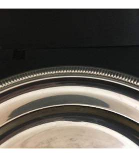 Plat rond  métal argenté vendu par Notre petite brocante.