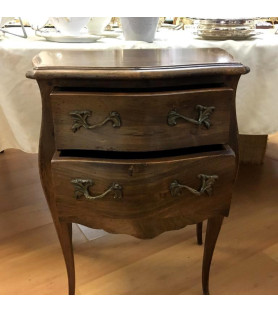 Petite commode en noyer Style Louis XV
