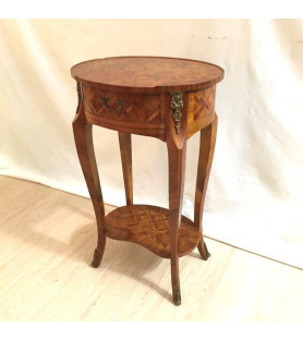 Petite table marquetée ovale de style Louis XV