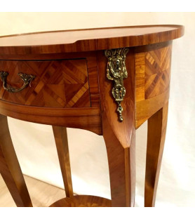 Petite table marquetée ovale de style Louis XV