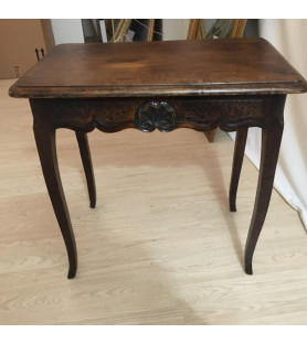 Petite table de style Louis XV vendue par notre petite brocante