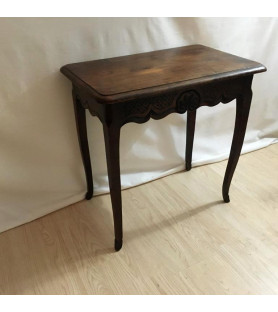 Petite table de style Louis XV vendue par notre petite brocante
