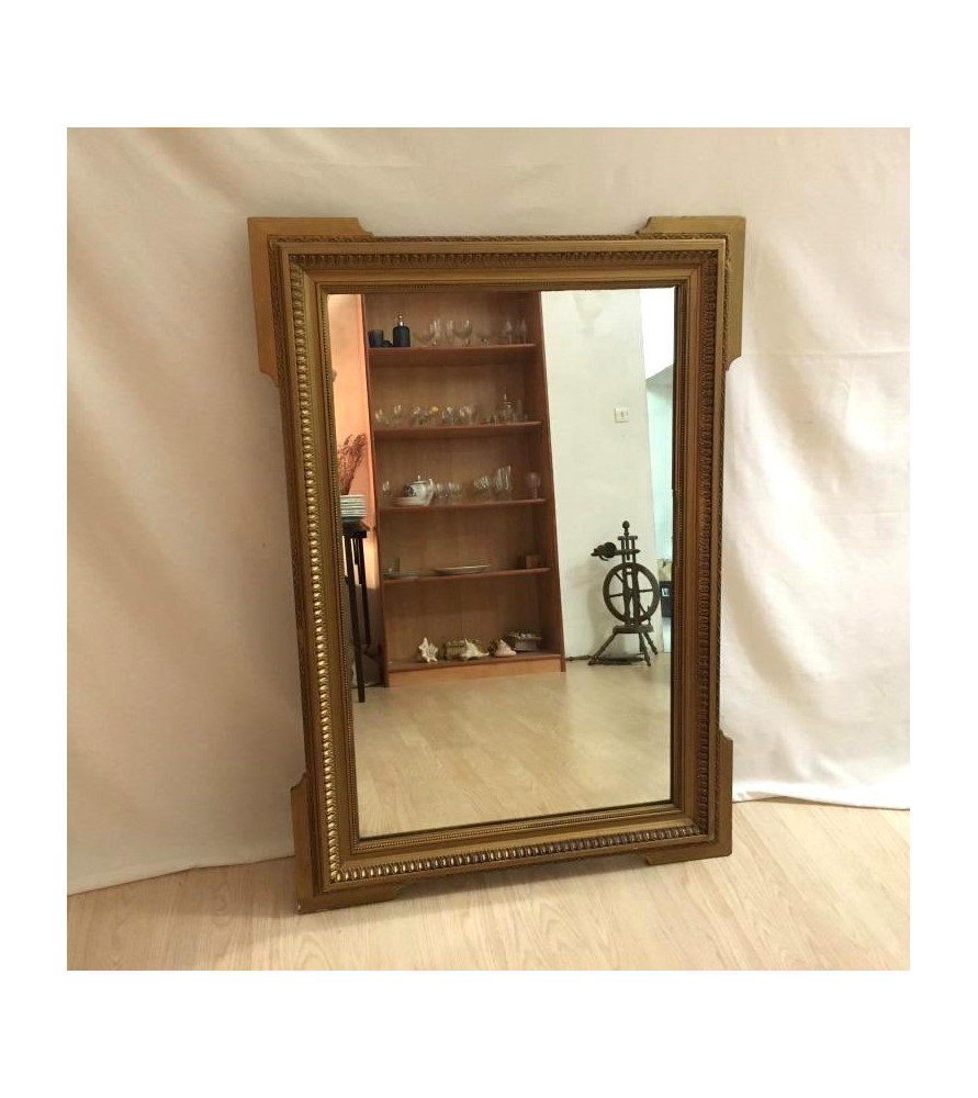 Grand miroir en stuc doré