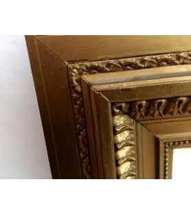 Grand miroir en stuc doré