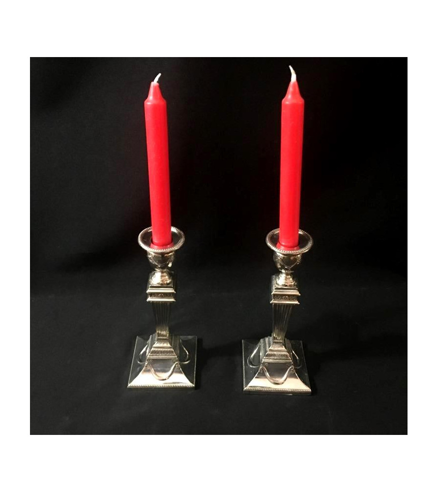 Paire de flambeaux en métal argenté style "Victorien"