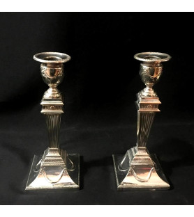 Paire de flambeaux en métal argenté style "Victorien"